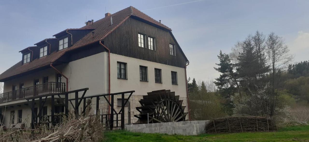 Kratochviluv Mlyn Hotel Cervena Lhota  Exterior photo